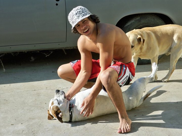 Campeão de Jiu-Jitsu, Ary Farias brinca com seu cachorro entre um treino e outro. Foto: Arquivo Pessoal.