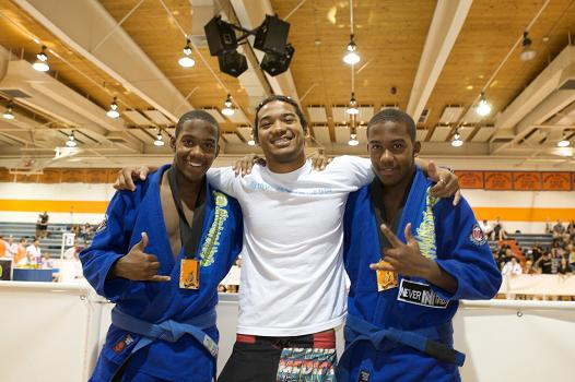 Ben Henderson entre os jovens irmãos Broadnax, em campeonato de Jiu-Jitsu no Arizona. Foto: Many Weapons.