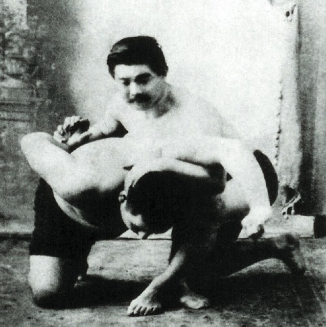 O japonês Conde Koma mostra uma imobilizacao do Jiu-Jitsu no braço. Foto: Arquivos GRACIEMAG.com.