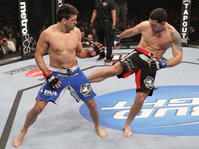 Demian Maia absorve chute de Weidman no UFC on Fox 2, em Chicago. Foto: Josh Hedges/UFC.