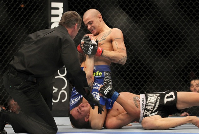 Dustin Pourier encerra luta do UFC 143 com o Jiu-Jitsu. Foto por Josh Hedges/Divulgação UFC.