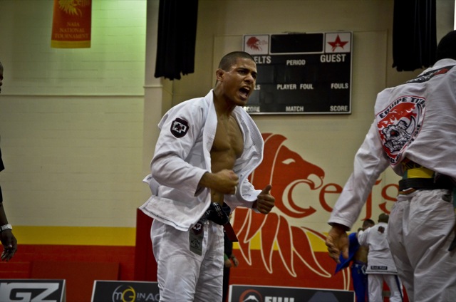 O astro do Jiu-Jitsu JT comemora os dois ouros em Houston. Foto: Mike Calimbas.