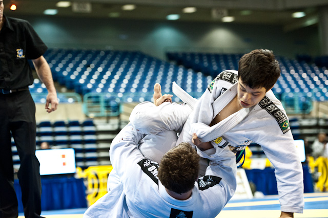 João Miyao no Pan Jiu-Jitsu 2011 da IBJJF, em foto de Ivan Trindade