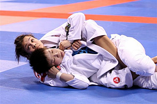 Em cena do Mundial de Jiu-Jitsu 2011, Kyra Gracie ataca as costas com eficiência. Foto: Arquivos GRACIEMAG.