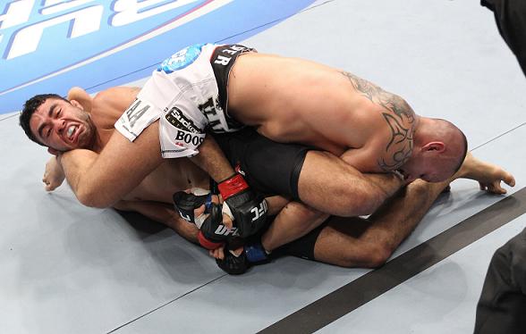 Rafael Sapo tenta o armlock. Nick Laham, UFC