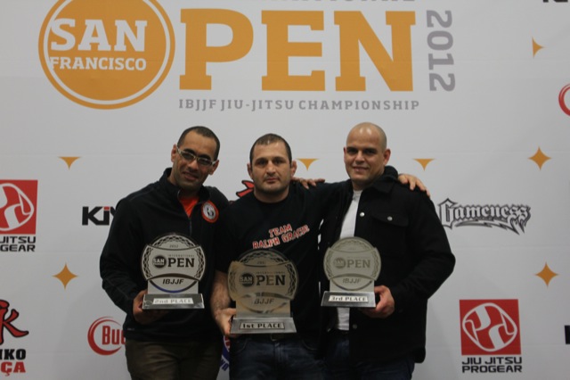 Ralph Gracie celebra com trofeu no topo do podio do SF Open de Jiu-Jitsu.