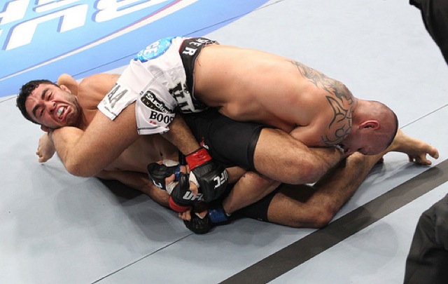 Faixa-preta de Jiu-Jitsu, Sapo ataca o braço de Michael Kuiper no UFC 143