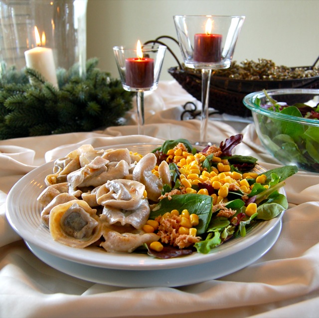 Um prato de salada e massa da Dieta Gracie: saúde para o seu Jiu-Jitsu. Foto: Carol Nakagawa/Arquivos GRACIEMAG.