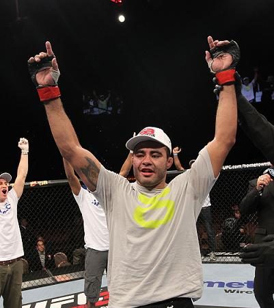 Sapo comemora a vitória, assegurada com um katagatame. Foto: Nick Laham, UFC