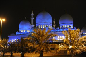 A linda mesquita Sheikh Zayed, em Abu Dhabi, onde eles estão procurando por professores de Jiu-Jitsu.