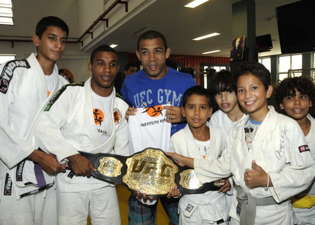 José Aldo abraça a molecada e mostra o cinturão aos futuros campeões de judô e Jiu-Jitsu. Foto: UFC.