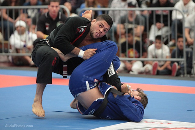 Garantido em Abu Dhabi com tudo pago, André Galvão joga por cima na final com Clark Gracie, na seletiva de Jiu-Jitsu de San Diego. Foto: Alicia Anthony.