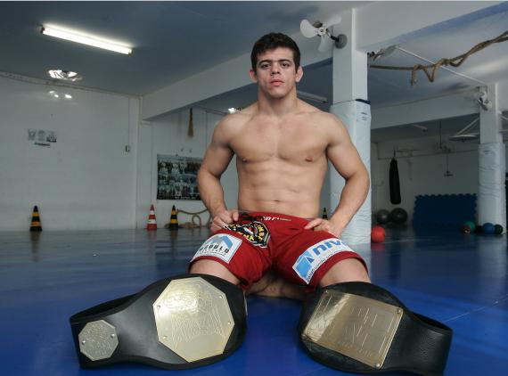 A fera do Jiu-Jitsu Caio Magalhães com seus primeiros cinturões no MMA. Foto: Divulgação.