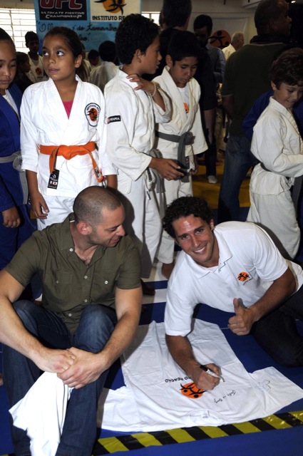 Flávio Canto assina camisas com o diretor do UFC, na Rocinha. Foto: UFC