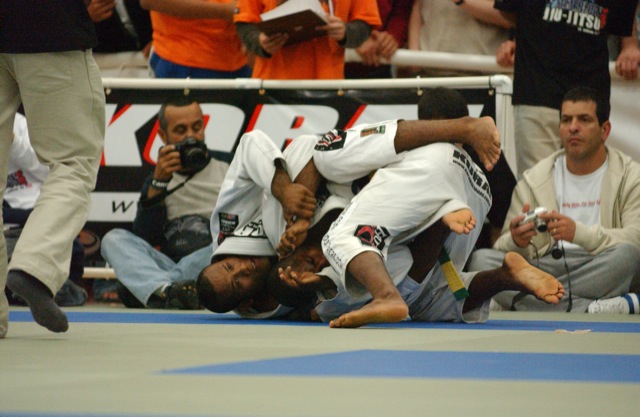 Jacaré ataca as costas de Tererê no Pan de Jiu-Jitsu 2004, em foto de Gustavo Aragão/GRACIEMAG.