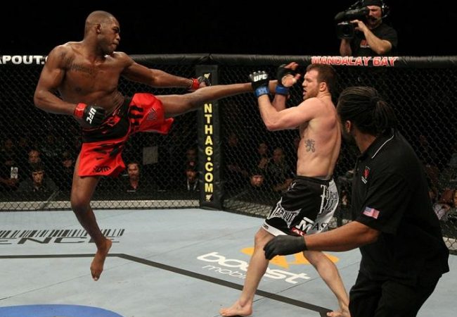 Jon Jones agride Bader no UFC foto por Josh Hedges