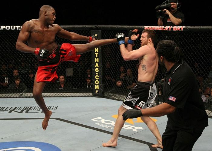 Jon Jones agride Bader no UFC foto por Josh Hedges