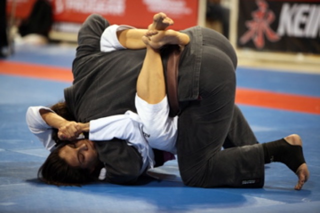 Kyra Gracie contra Lana Stefanac no Mundial 2009, na final do absoluto. Foto: Alicia Anthony/Arquivos GRACIEMAG.