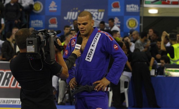 Lucio Lagarto da entrevista no Europeu de Jiu Jitsu Foto IBJJF