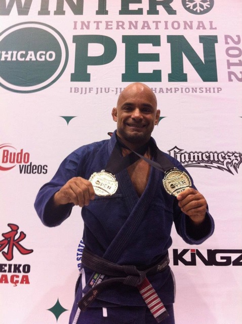 Renato Tavares (ATT) com as medalhas de Jiu-Jitsu conquistadas em Chicago. Foto: Acervo Pessoal.