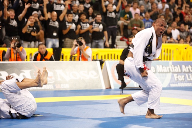 Serginho Moraes celebra o bicampeonato em 2011, no Mundial de Jiu-Jitsu na Califórnia. O astro da Alliance está no TUF Brasil, na Globo. Foto: Ivan Trindade.