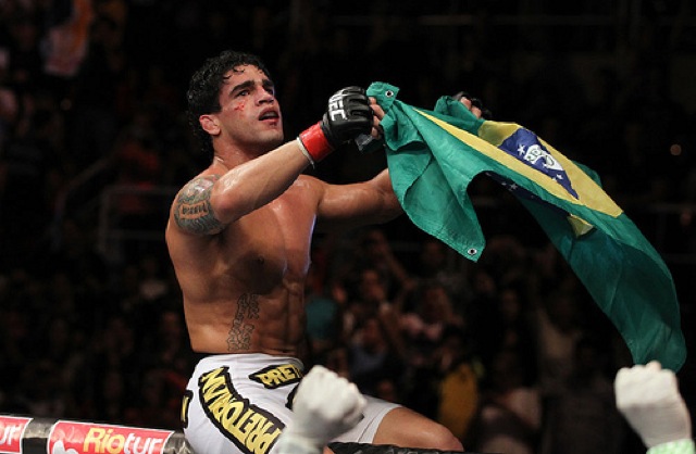 Thiago Tavares celebra no UFC Rio em 2011