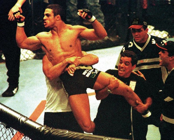 Faixa-preta de Jiu-Jitsu de Carlson Gracie, Vitor Belfort celebra após nocautear Wanderlei no UFC de São Paulo, em 1998. Foto: Juca Martins/Arquivos GRACIEMAG.