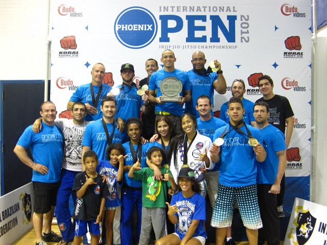 Nova União, team leader Gustavo Dantas holding trophy / Publicity photo