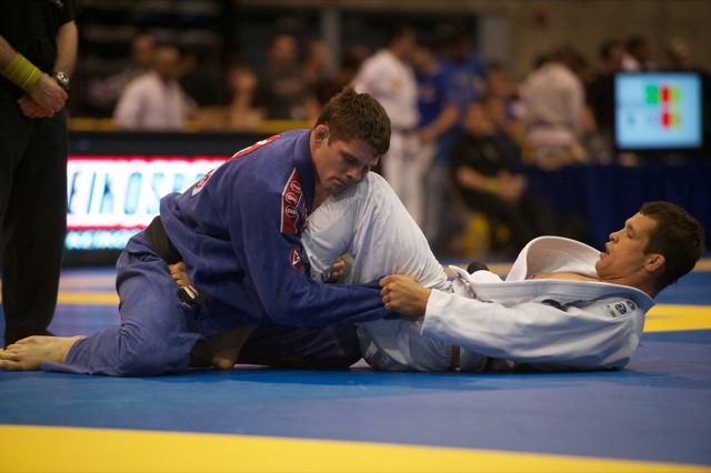 Flavio Cachorrinho contra Fabio Leopoldo (de branco), no Pan de Jiu-Jitsu 2012. Foto: John Lamonica/GRACIEMAG.