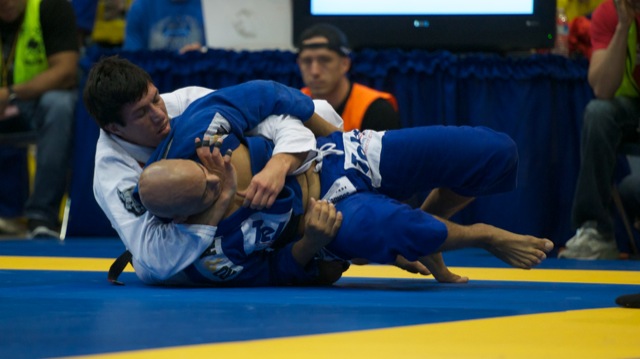 O faixa-preta Kayron Gracie e a finalização no pescoço, na luta pelo ouro meio-pesado, contra Vitor Toledo. Fotos: John Lamonica.