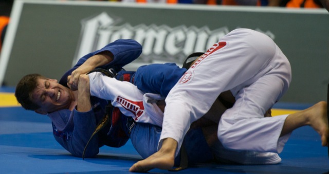 Rafael Mendes ataca Rubens Cobrinha no braço na final do Pan da IBJJF. Foto: John Lamonica/GRACIEMAG.