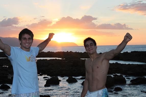 Rafael & Guilherme Mendes curtem o pôr-do-sol, e uma nova era na carreira, como eles comentam aqui no GRACIEMAG.com. Foto: Acervo Pessoal