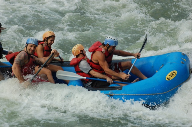 Kyra e o clã Gracie tentando domar a natureza selvagem de outro oponente, na Costa Rica em 2011. O camp este ano será no México. Foto: Divulgação.