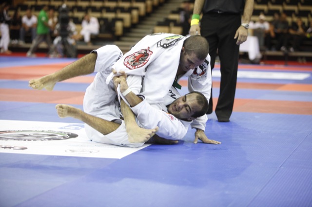 Rodolfo Vieira rumo ao título, durante semifinal do absoluto em Abu Dhabi, em abril. Foto: Ivan Trindade.