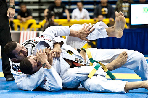 Rodolfo Vieira nas costas, durante o Pan de 2011. Foto: GRACIEMAG.com.