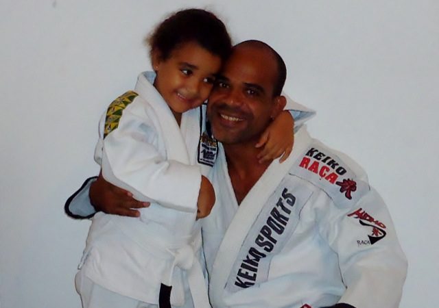 Rogério Marshal, da Gracie Humaitá, e a filhota Rayssa, futura campeã de Jiu-Jitsu. Foto: Divulgação.
