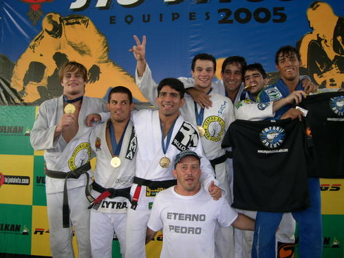 Francisco "Toco" à frente do time da Nova Geração bicampeão no Brasileiro de Equipes da CBJJ, em 2005. Foto: Divulgação.