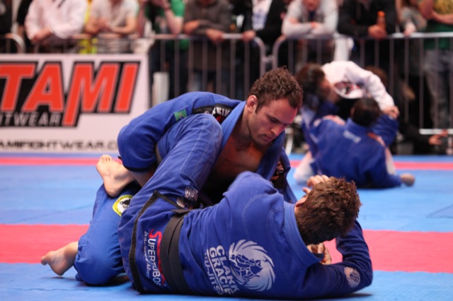 Victor Estima e Clark Gracie na final dos médios do BJJ British Open. Foto: Daren Bartlett/GRACIEMAG.com.