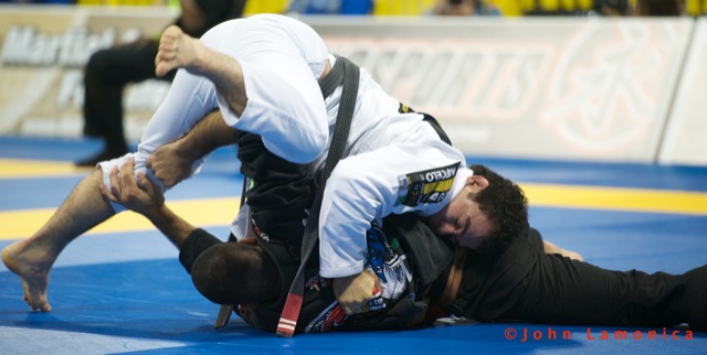 Marcelinho Garcia em ação no Mundial 2011. Foto por John Lamonica.