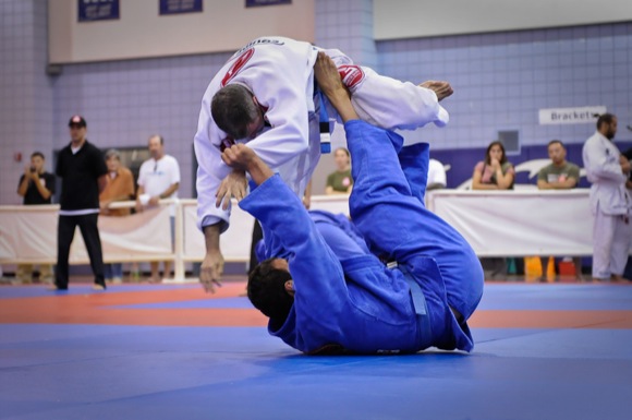 Uma clássica raspagem no Jiu-Jitsu. Foto: Regis Chen/GRACIEMAG