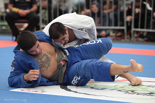 Marcel Fortuna tenta controlar do lado no Jiu-Jitsu. Foto: Alicia Anthony