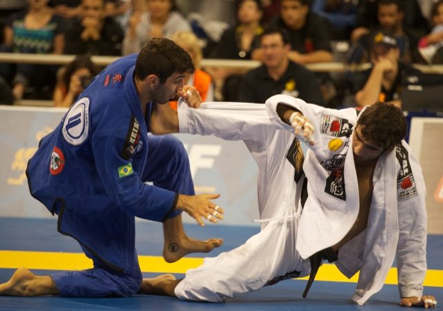 O campeão peso leve Leandro Lo (de branco) contra Lucas Lepri na final do Mundial 2012. Foto: GRACIEMAG