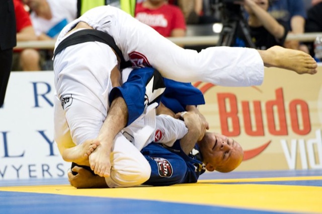 Xande Ribeiro e seu armlock aéreo no Mundial 2012. Foto: Ivan Trindade/GRACIEMAG