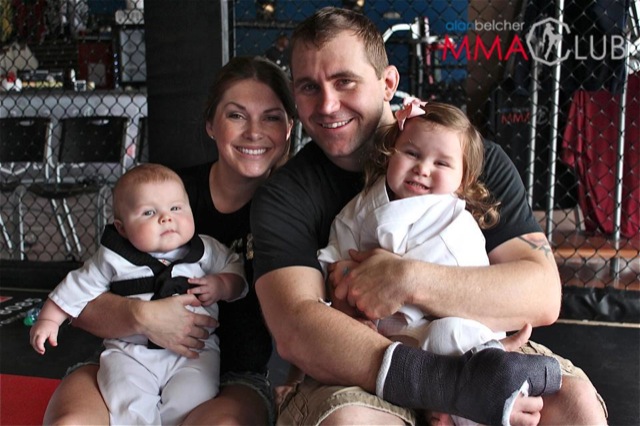 Astro do UFC, Alan Belcher posa com a filhota faixa-branca Ava, em sua academia