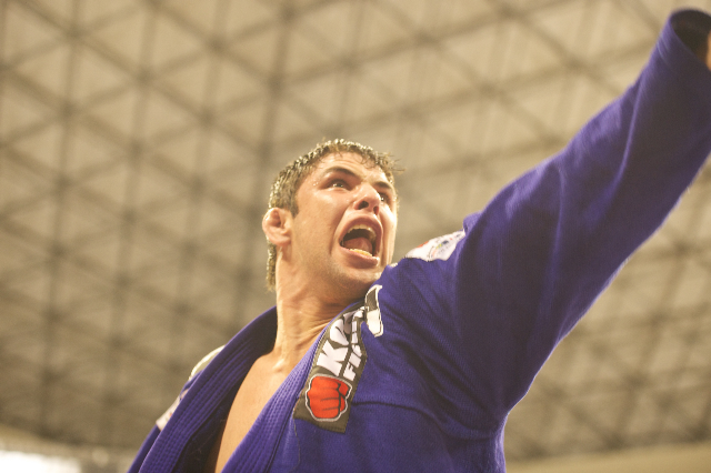 Um possesso Bochecha venceu Rodolfo, Bê Faria e Léo Nogueira no mesmo fim de semana, no Mundial 2012. Foto: John Lamonica/GRACIEMAG