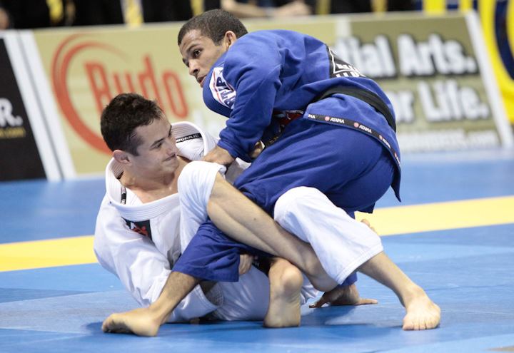 Bruno Malfacine contra Caio Terra (de branco), em mais uma final cheia de técnica e emoção. Foto: GRACIEMAG