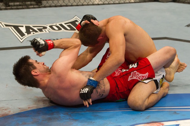 Carlos Condit solta o cotovelo da guarda fechada no UFC 115 Foto Josh Hedges Zuffa