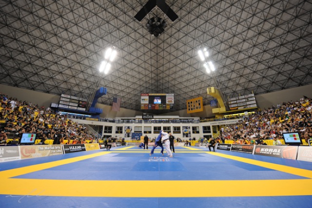 O povo do Jiu-Jitsu unido, assim no estádio em Long Beach como no Twitter GRACIEMAG. Foto: Mike Colón.