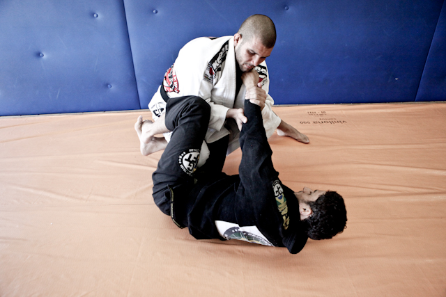 Rodolfo Vieira tenta passar guarda no treino de Jiu Jitsu. Foto: Arquivos GRACIEMAG