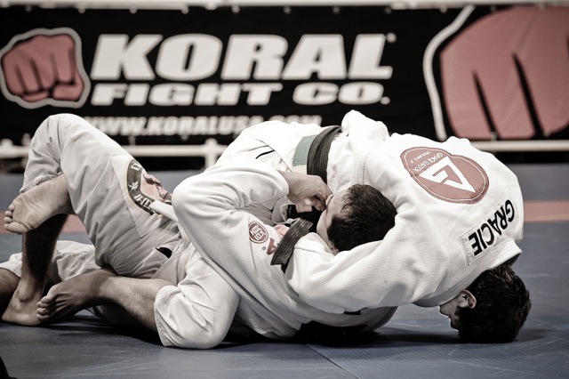 Roger Gracie buscando a montada, em luta contra Bernardo Faria no Mundial 2009. Foto: Regis Chen/GRACIEMAG